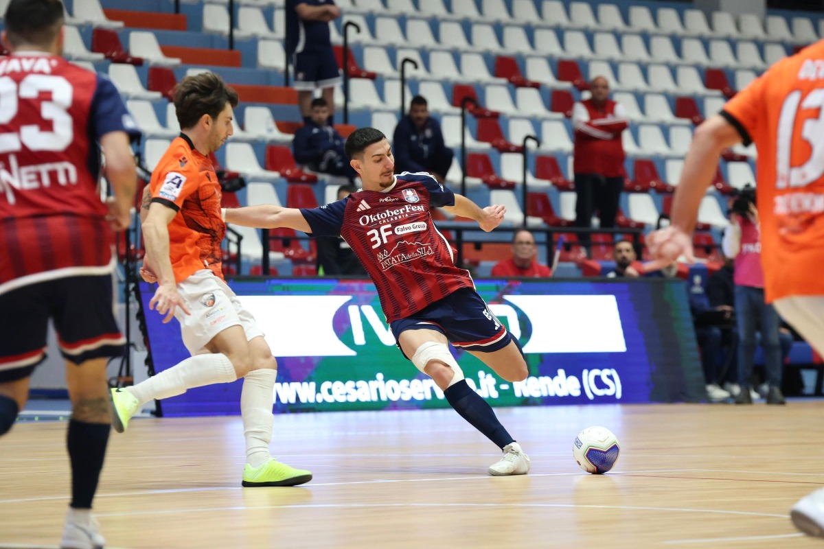 Calcio a 5 - Lupi beffati nel finale: l’Active Network espugna il PalaPirossigeno - 