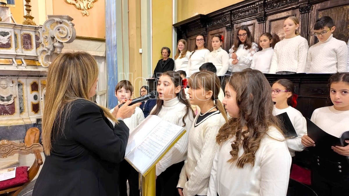 (VIDEO) Pontificale dell’Immacolata a Crotone: i giovani del Coro Anna Frank animano la celebrazione - 