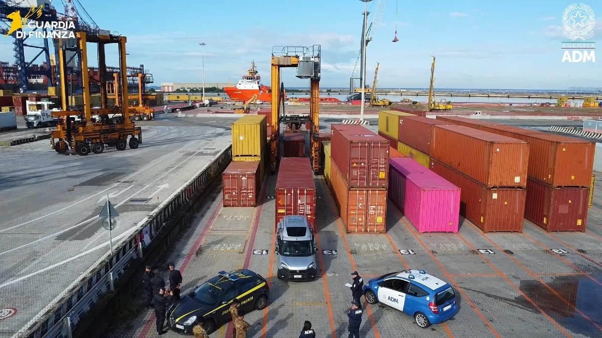 Sequestrate oltre 120 tonnellate di fuochi d’artificio illegali nei porti calabresi - 