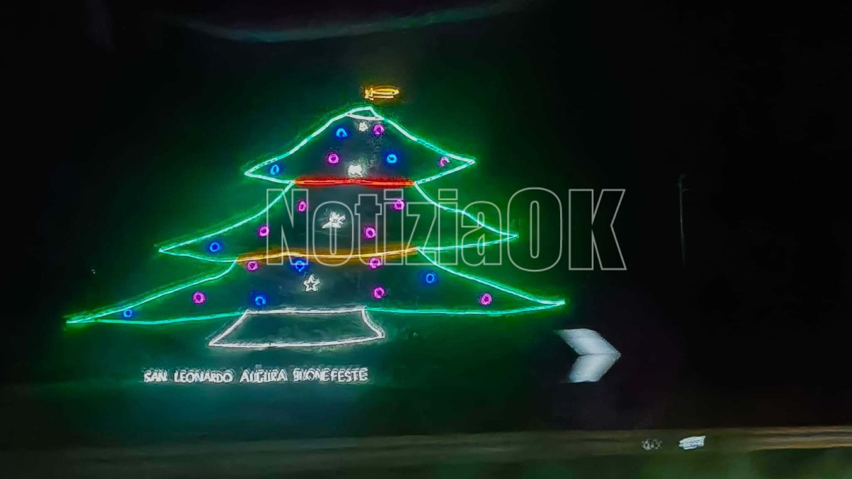 San Leonardo di Cutro: inaugurato l'albero di Natale visibile lungo la S.S. 106 - 
