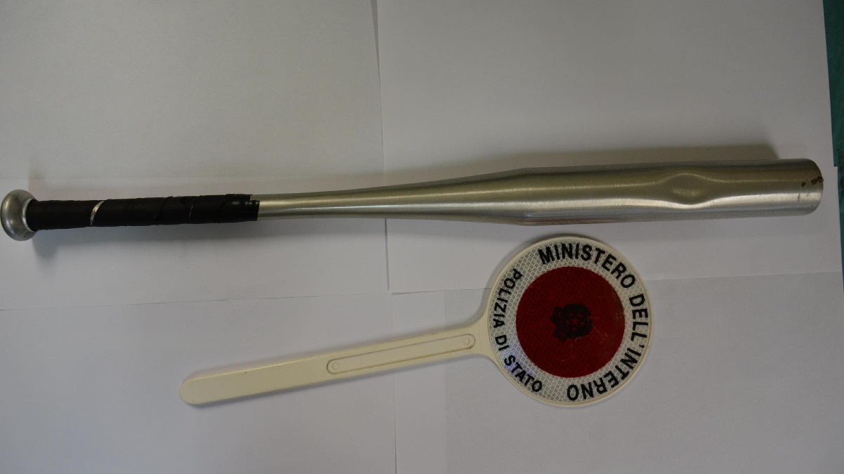 Aggredisce un uomo con una mazza da baseball: intervento della Polizia di Stato - 