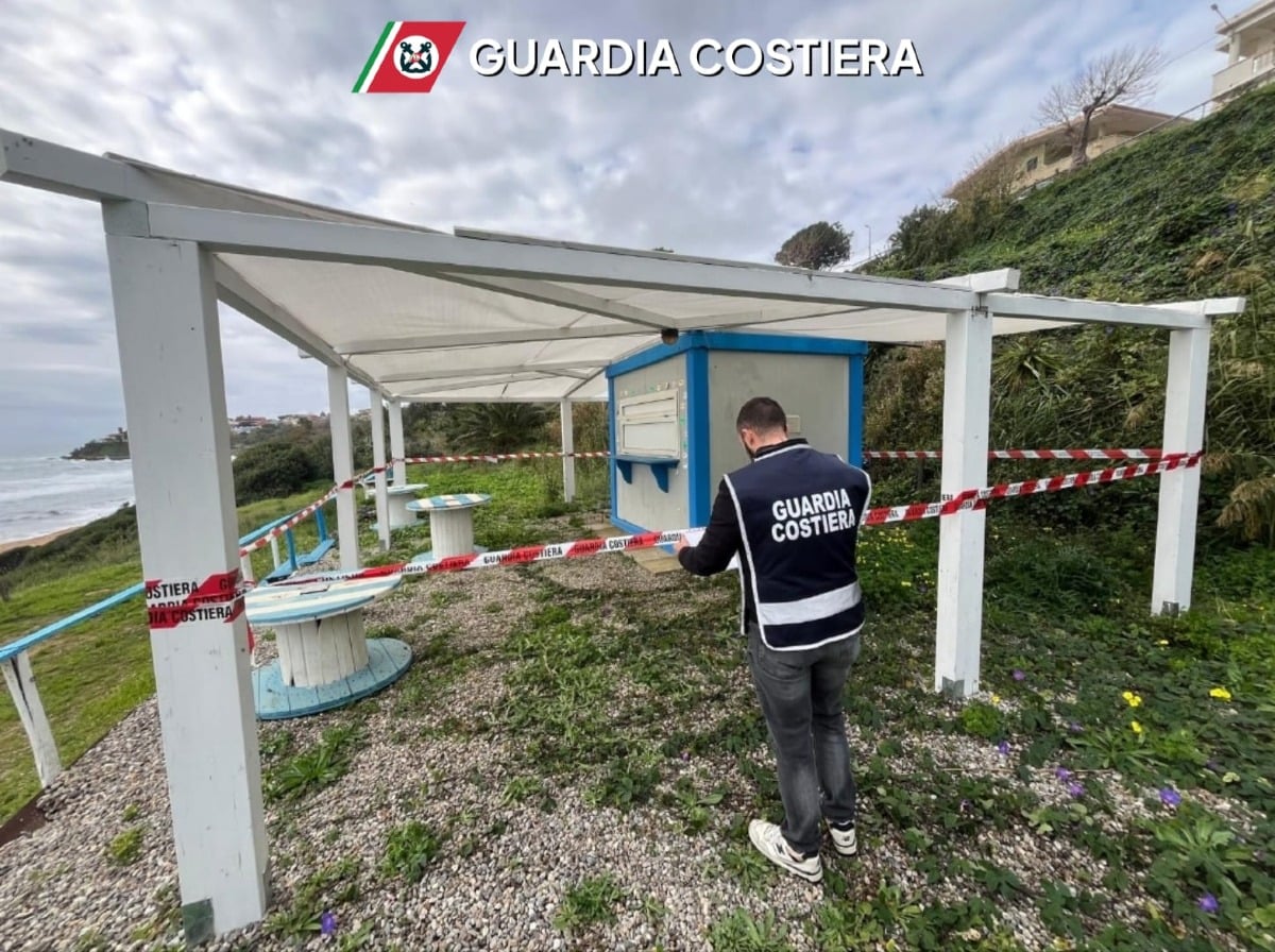Chioschi oltre i limiti: la Guardia Costiera sequestra due strutture a Le Cannella - 