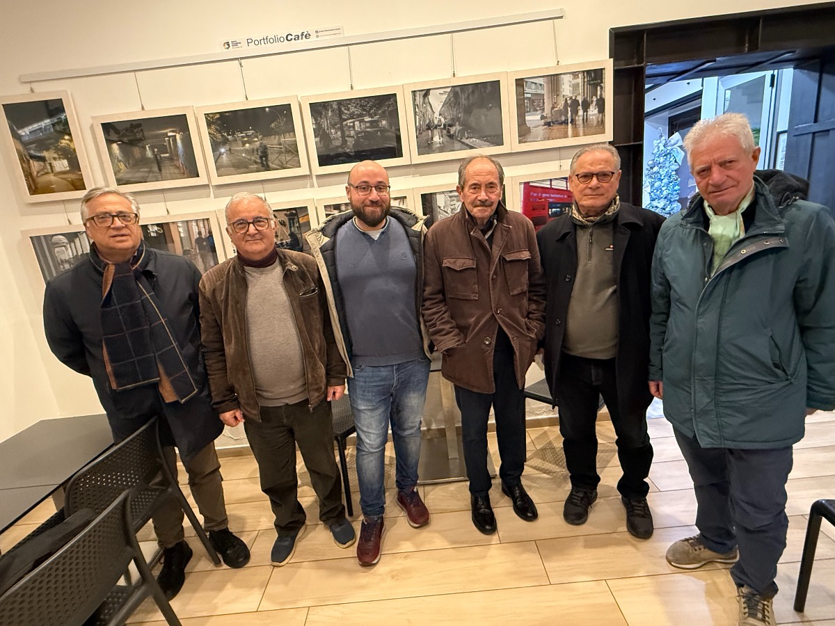 Crotone, Portfolio Cafè: esposta al Bar Lux  la mostra “Vita urbana” di Giusy Mungari - 