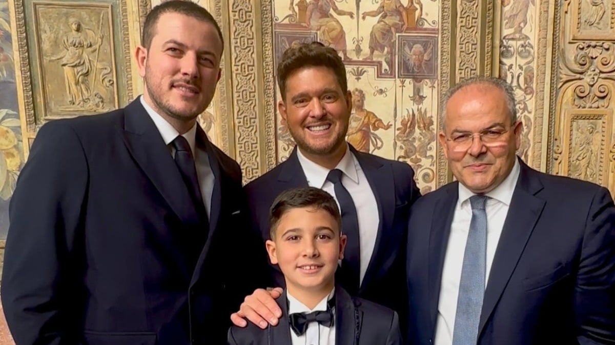 Concerto con i poveri 2025: l’opera di Affidato consegnata a Michael Bublé - 
