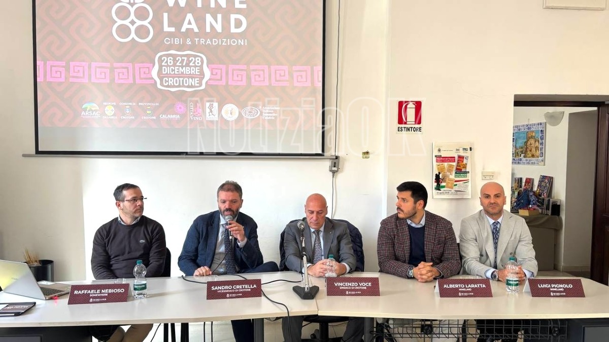  (VIDEO) Wineland 2025 cambia volto: il dopo-Natale crotonese brinda sotto la nuova tensostruttura - 