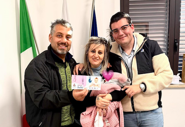 Cerenzia accoglie la piccola Daisy e il Sindaco Mascaro consegna il Bonus Bebè - 