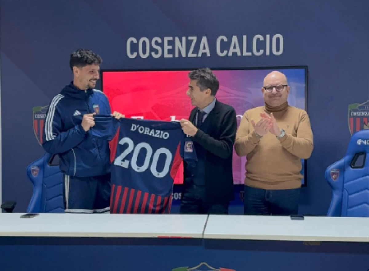 Cosenza Calcio, il club celebra capitan D’Orazio che supera le 200 presenze - 