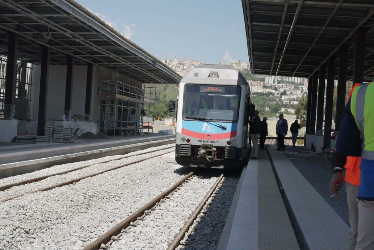 Metropolitana di Catanzaro - Occhiuto: "Dal 31 dicembre sarà operativa la linea CZ Sala - Cz Lido" - 