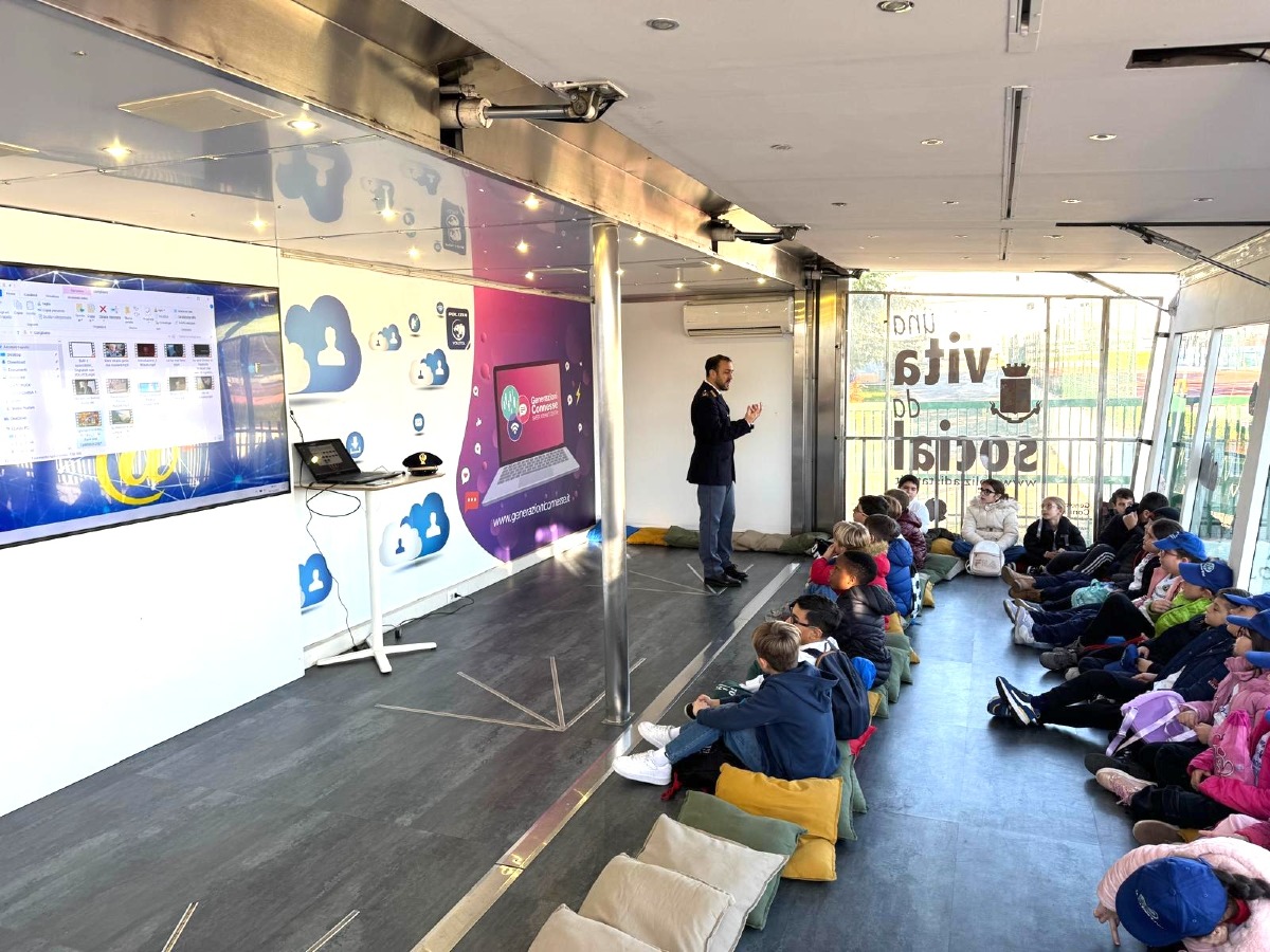 “Una vita da social”: il truck della Polizia di Stato fa tappa a Corigliano-Rossano - 