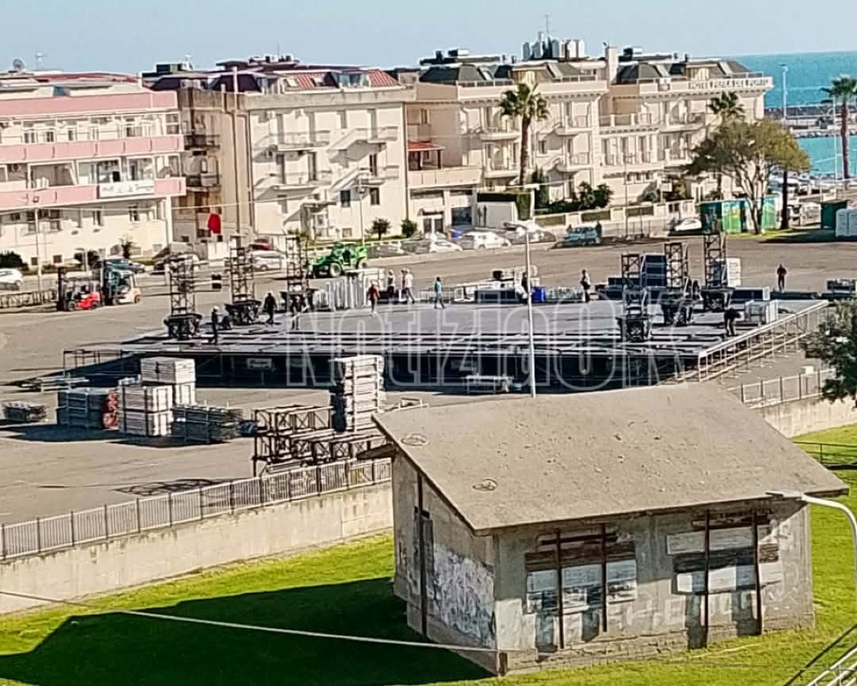 Capodanno RAI a Catanzaro: prende forma il palco per la serata de "L'Anno che Verrà" - 