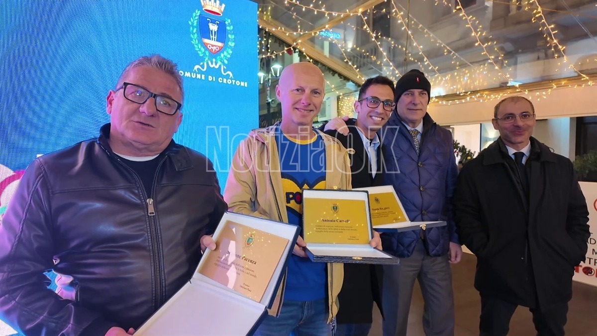 (VIDEO) Crotone accende la fiamma dello sport con i tre ambasciatori e il Maestro Brugellis - 