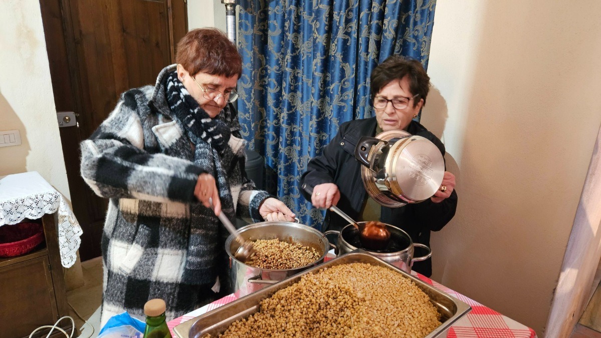 A Umbriatico la distribuzione del grano cotto, simbolo di abbondanza, protezione e pace