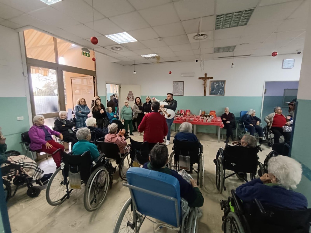(VIDEO) Mesoraca, Donne di Fratta ODV in festa con gli anziani della clinica Santa Rita - 