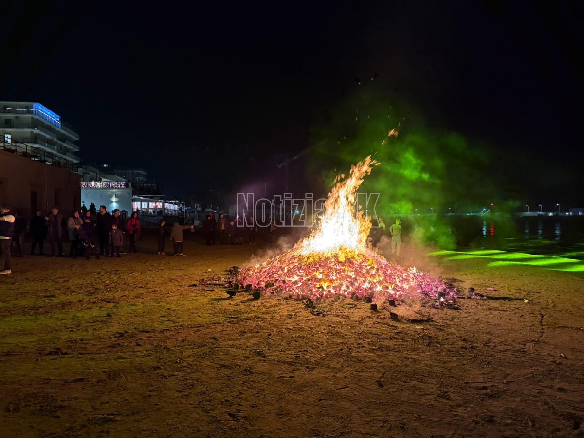 Crotone accende i fuochi di Santa Lucia: la città celebra la luce e la tradizione - 