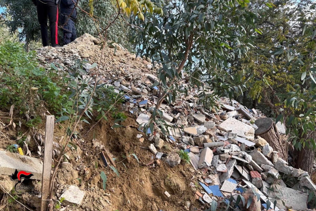 Rifiuti speciali su terreno privato: due denunce a Santa Severina - 
