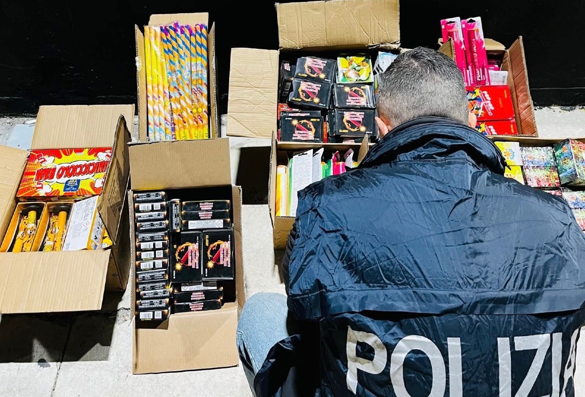 Crotone, la Polizia di Stato intensifica i controlli: sequestrati oltre 23 mila botti pirotecnici - 