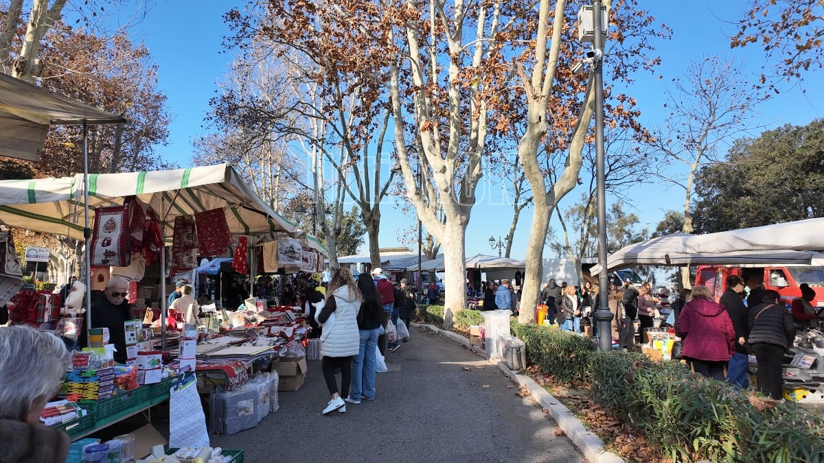 Successo di visitatori per il primo Mercato di Natale a Crotone su viale Regina Margherita - 