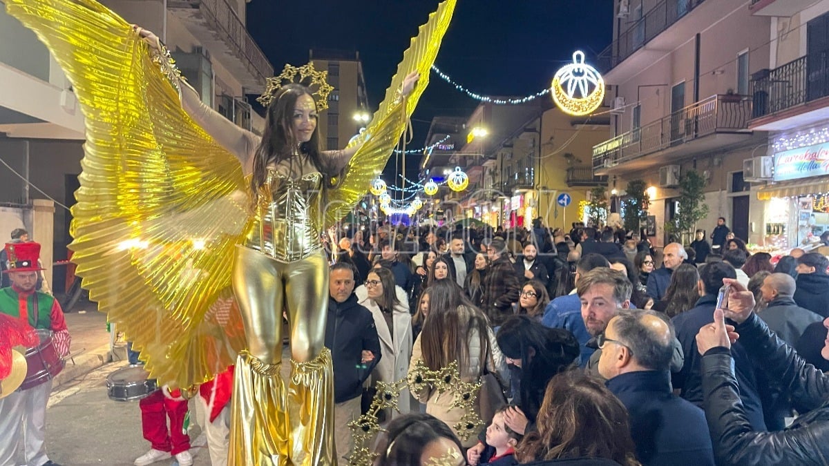 Crotone - Via Roma si illumina per Natale: grande successo per la festa dei commercianti - 