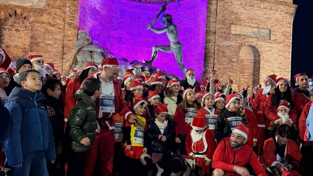 Catanzaro si colora di rosso: entusiasmo e solidarietà per la Babbo Running - 