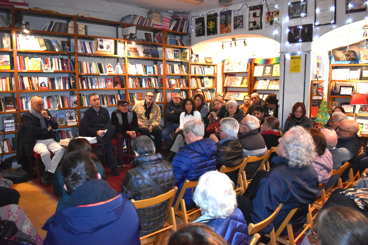 Crotone - #IoResto spegne sei candeline e celebra la restanza - 