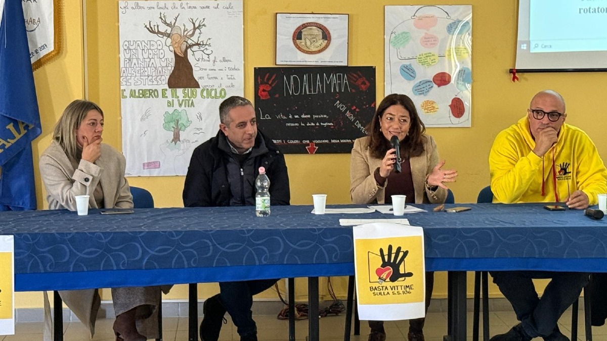 Sicurezza Stradale, l'impegno di "Basta Vittime Sulla Strada Statale 106" nelle scuole col TG2 RAI - 