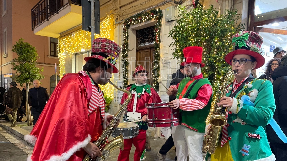 Crotone - Dopo via Roma e via Firenze anche via XXV Aprile si colora di festa  - 