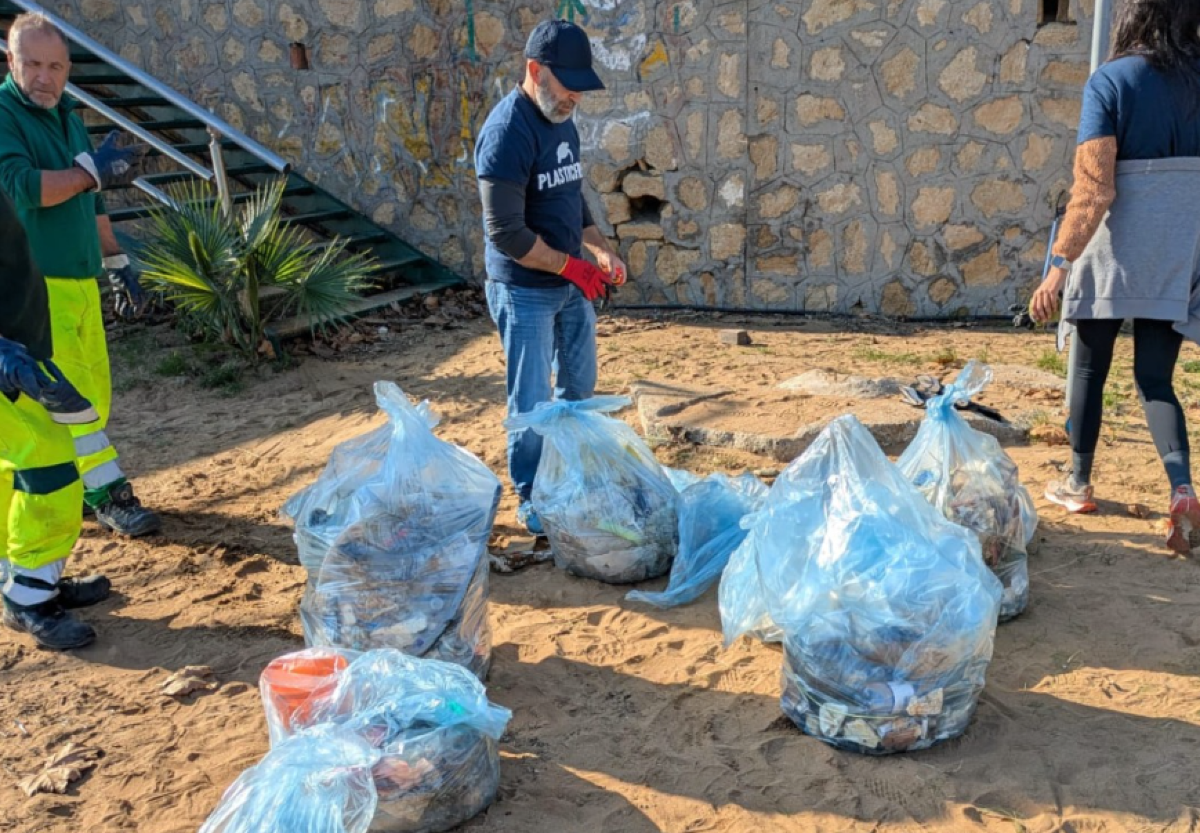 Crotone, iniziativa Plastic Free sul lungomare: raccolti diversi sacchi di rifiuti  - 
