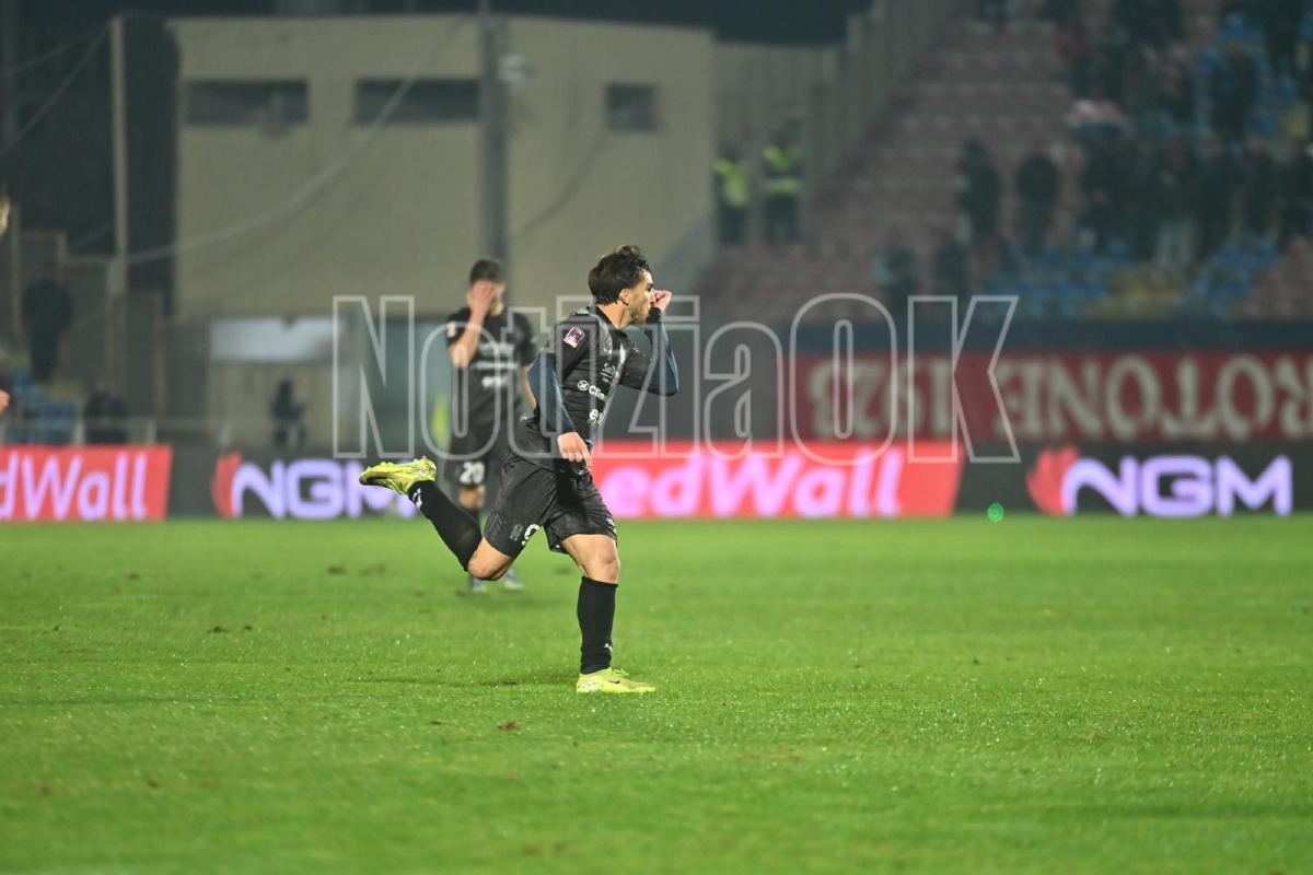 #CrotoneCasarano 2-0 | Gli squali rialzano la testa: decidono Murano e Zunno - 