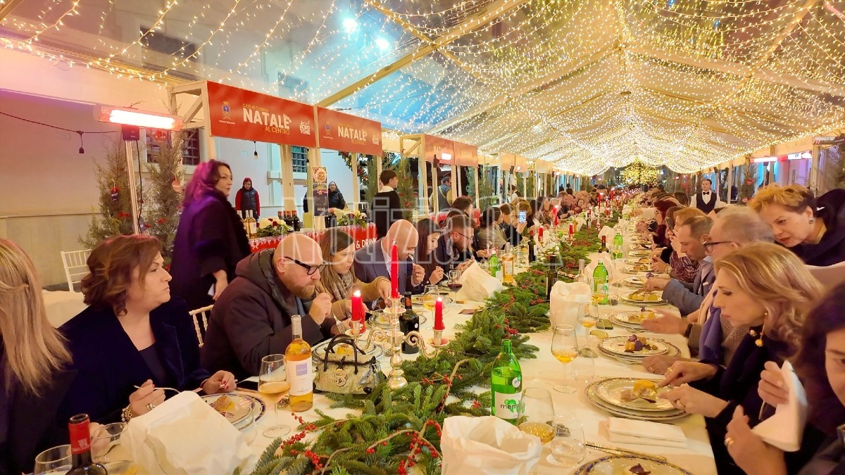 (VIDEO) Crotone, la solidarietà ha illuminato il centro: una cena per i piccoli degenti di Pediatria - 