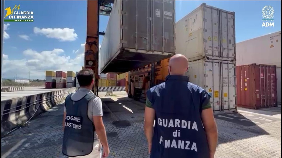 Maxi sequestro di cocaina al porto di Gioia Tauro: intercettati 248 chili di droga purissima - 
