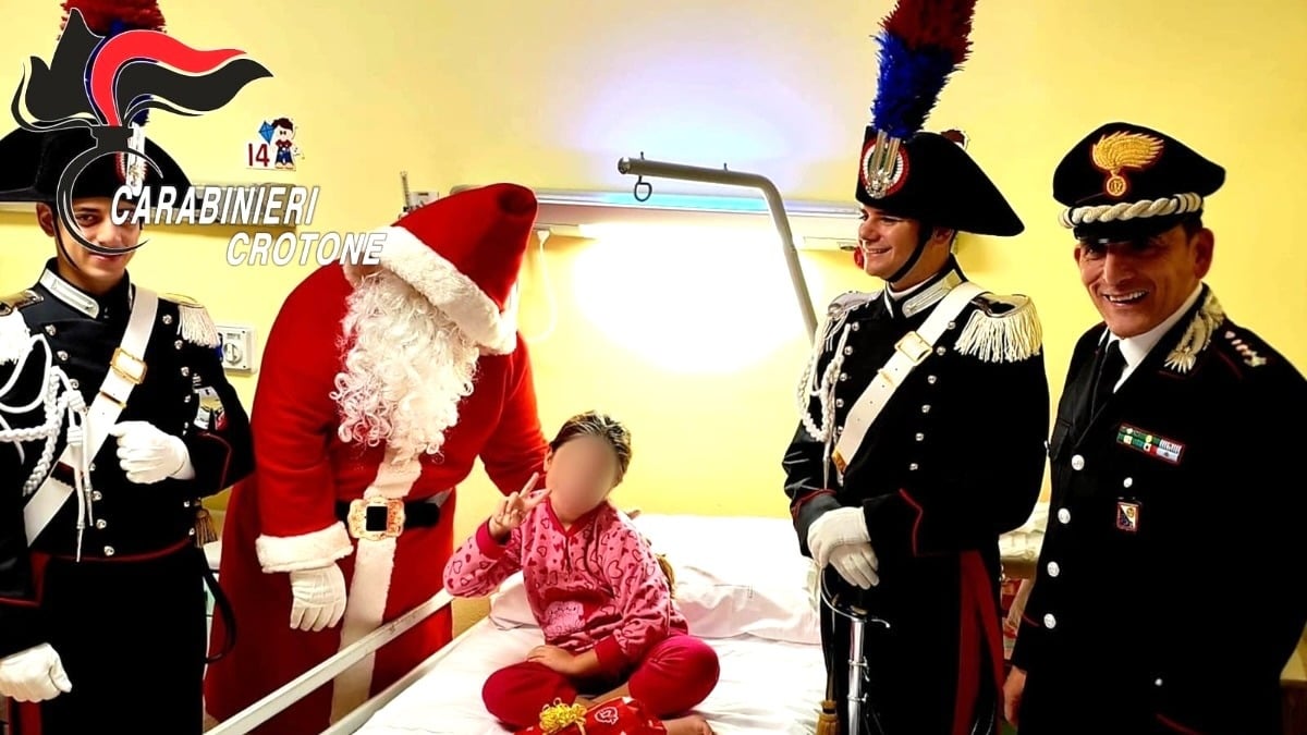 Crotone - I Carabinieri portano il Natale ai piccoli pazienti del “San Giovanni di Dio” - 