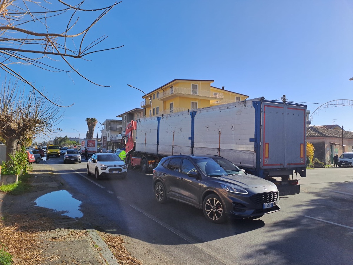 Disagi a Cropani: Tir blocca traffico sulla strada statale 106 - 
