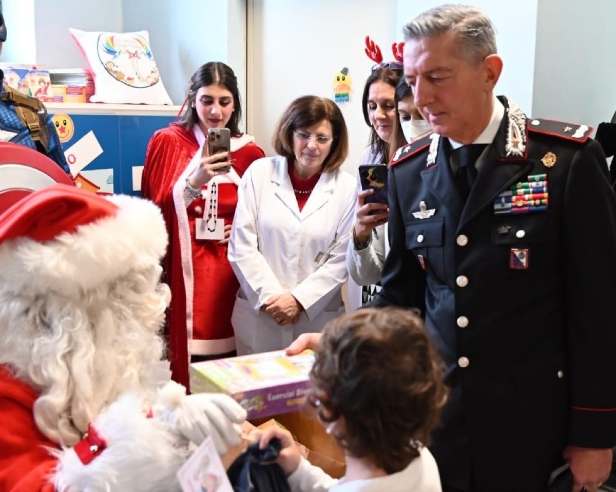 Catanzaro, i Carabinieri fanno visita ai reparti pediatrici dell'ospedale "Ciaccio" e "Pugliese" - 