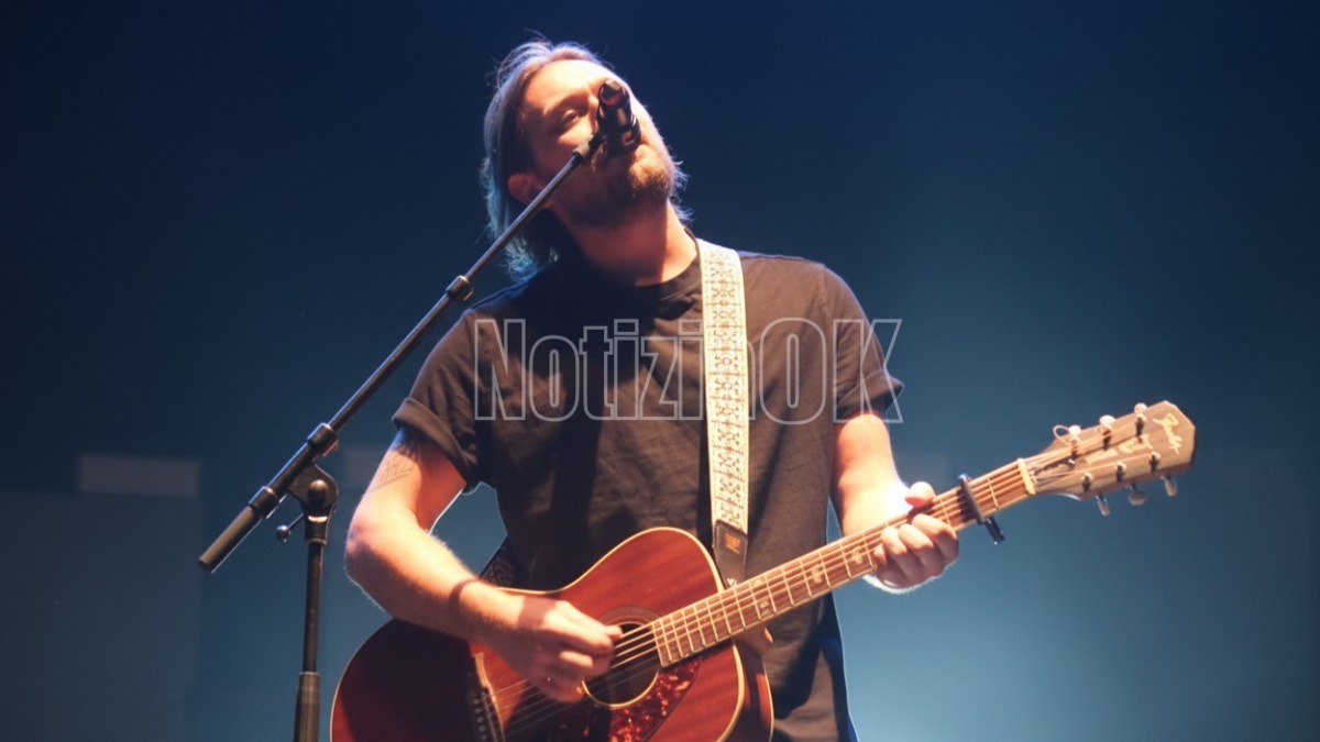 Folk punk, musica inedita, sudore e libertà: Josh accende il Natale al Centro - 