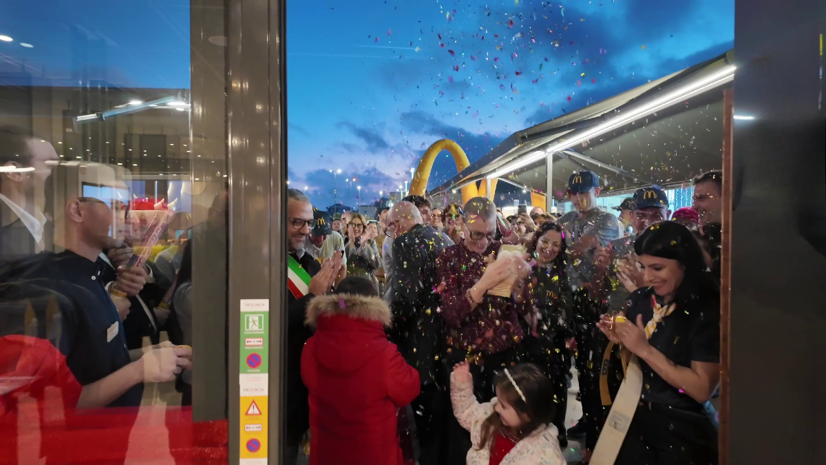 (VIDEO) Nuove luci all’ingresso di Cirò Marina: ha aperto il McDonald’s - 