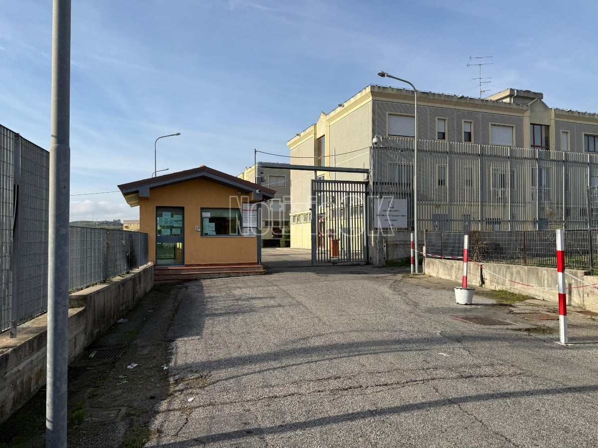 Crotone, cellulari in carcere e soffiate ai detenuti: arrestato agente, il plauso del Coisp/Mosap  - 