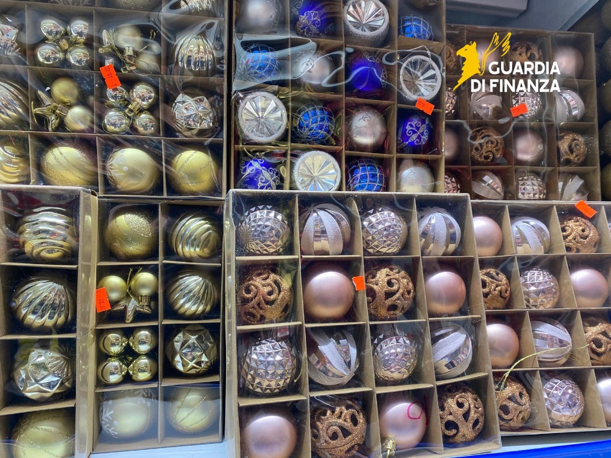 Controlli natalizi della Guardia di Finanza: sequestrati oltre 28mila prodotti non conformi nel Vibonese - 