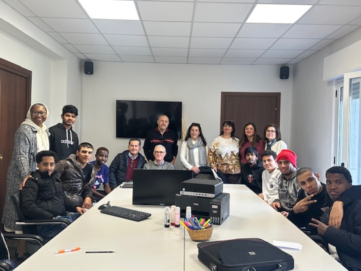 Settingiano - Computer nuovo alla Casa San Martino: un aiuto concreto per i ragazzi stranieri - 