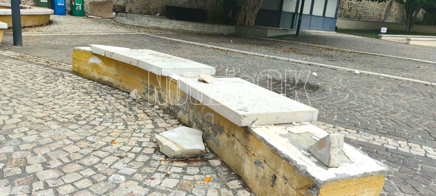 (Foto) Nei Quartieri di Crotone - Come un puzzle: sedute in frantumi, inutilizzate e inutilizzabili - 