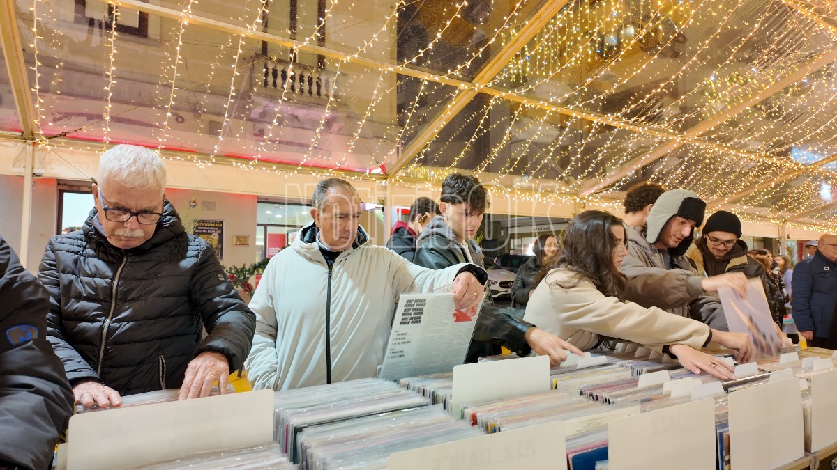 Crotone - Vinili e CD, il mercato accende corso Vittorio Veneto: «La gente vuole toccare con mano la musica" - 