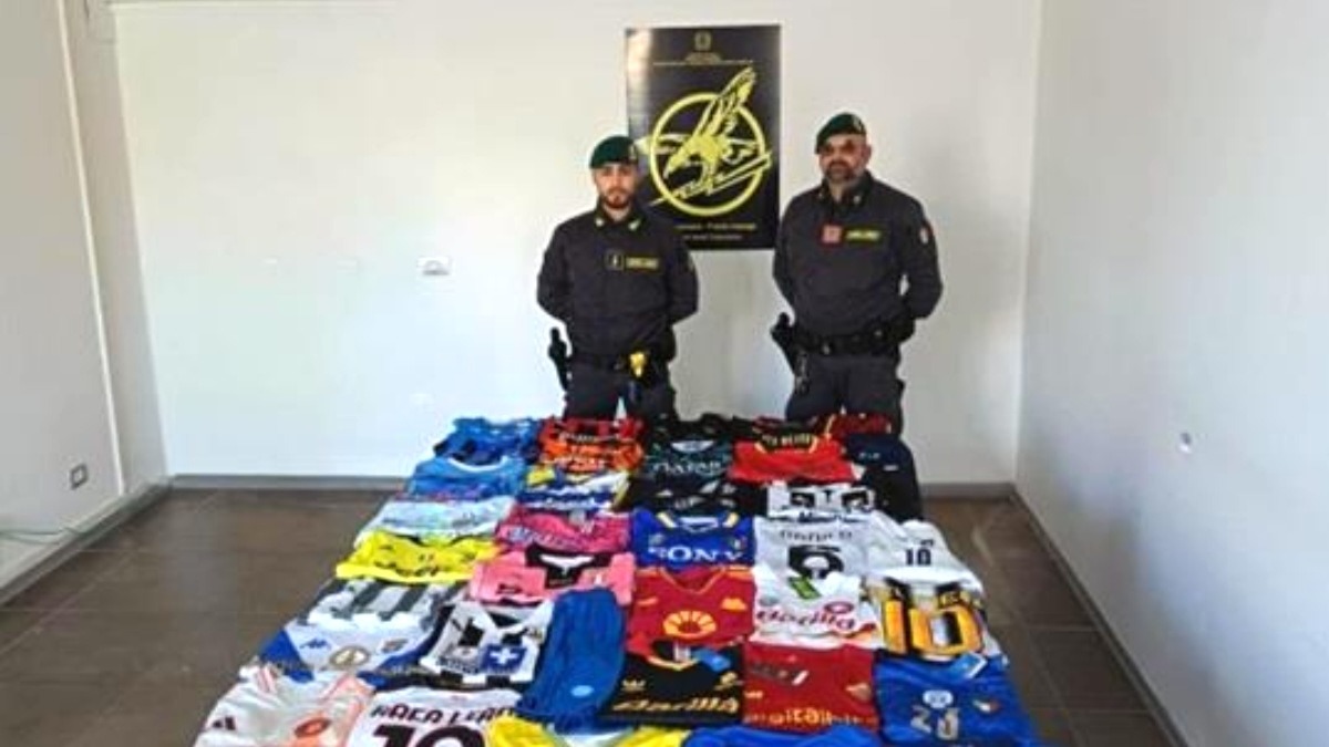 Abbigliamento sportivo contraffatto venduto online: sequestro della Guardia di Finanza a Catanzaro - 