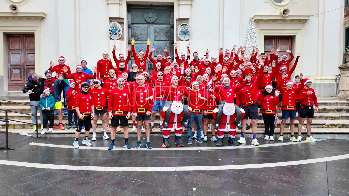 (VIDEO) La pioggia non ferma la solidarietà: settanta Babbi Natale in corsa per Crotone - 