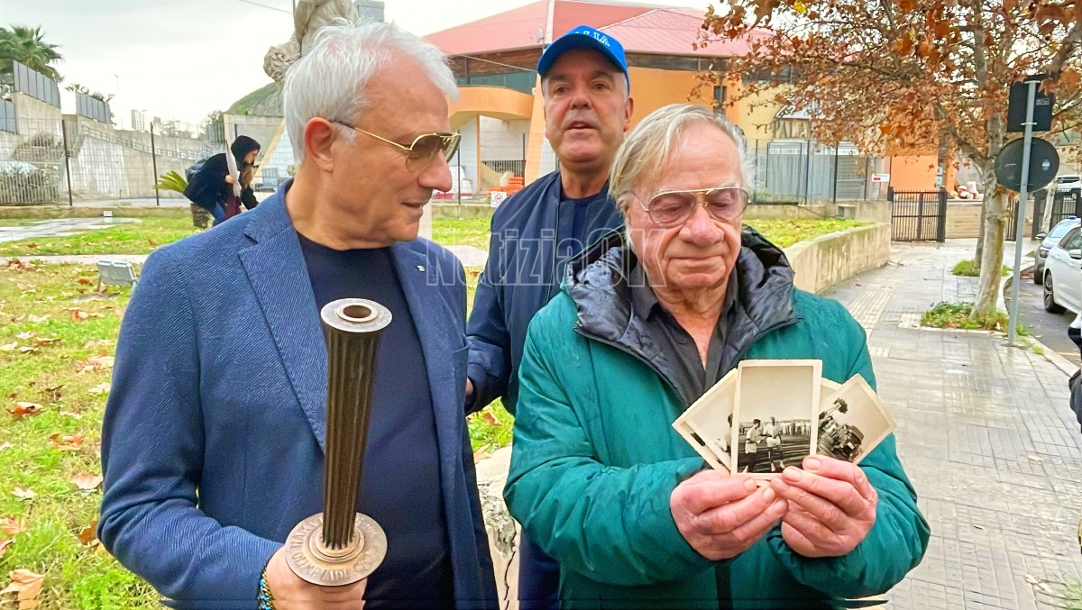 Crotone celebra i teodofori storici: Volterrani e Argentieri Piuma al passaggio della Fiamma Olimpica - 