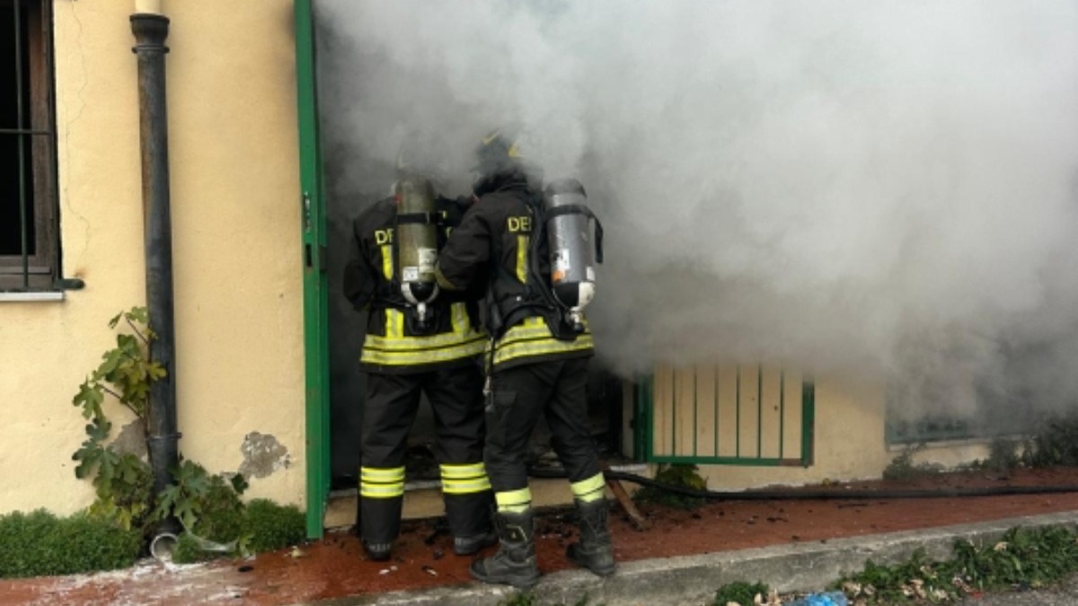 Incendio in un edificio scolastico a Catanzaro, magazzino inagibile nel quartiere Sant’Elia - 