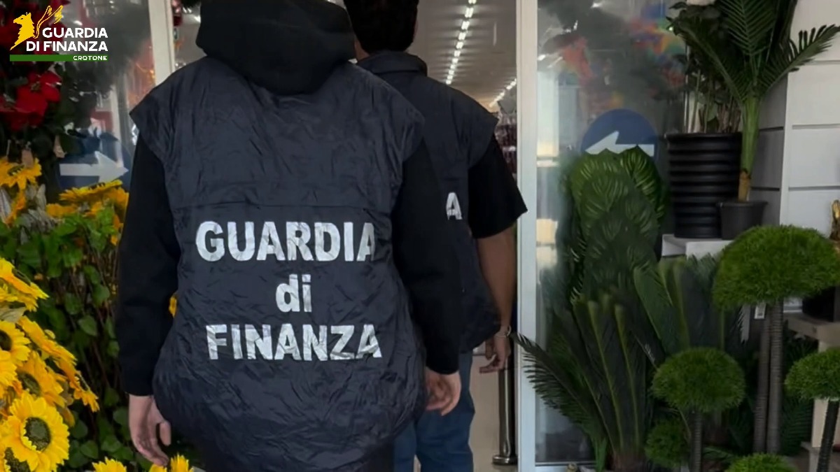 (VIDEO) Guardia di Finanza, sequestrati oltre 16.000 articoli natalizi non sicuri a Crotone - 