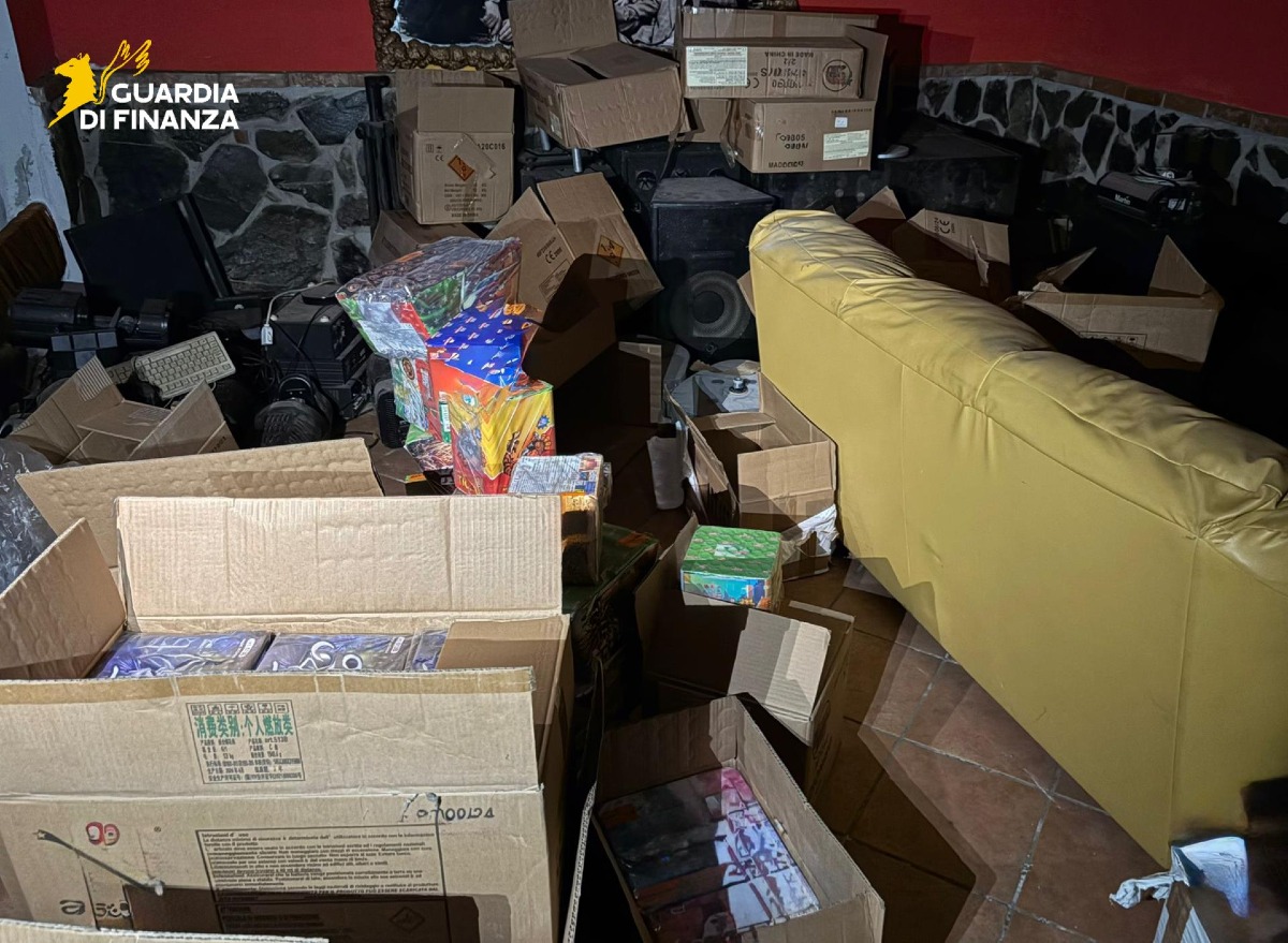 (VIDEO) Cosenza, sequestrati oltre 140 mila fuochi d’artificio detenuti illegalmente - 