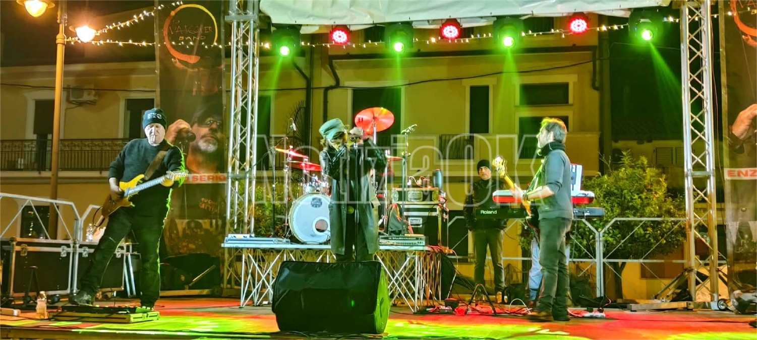 Isola di Capo Rizzuto, Vascover Band riscalda Piazza del Popolo sulle note di Vasco Rossi - 