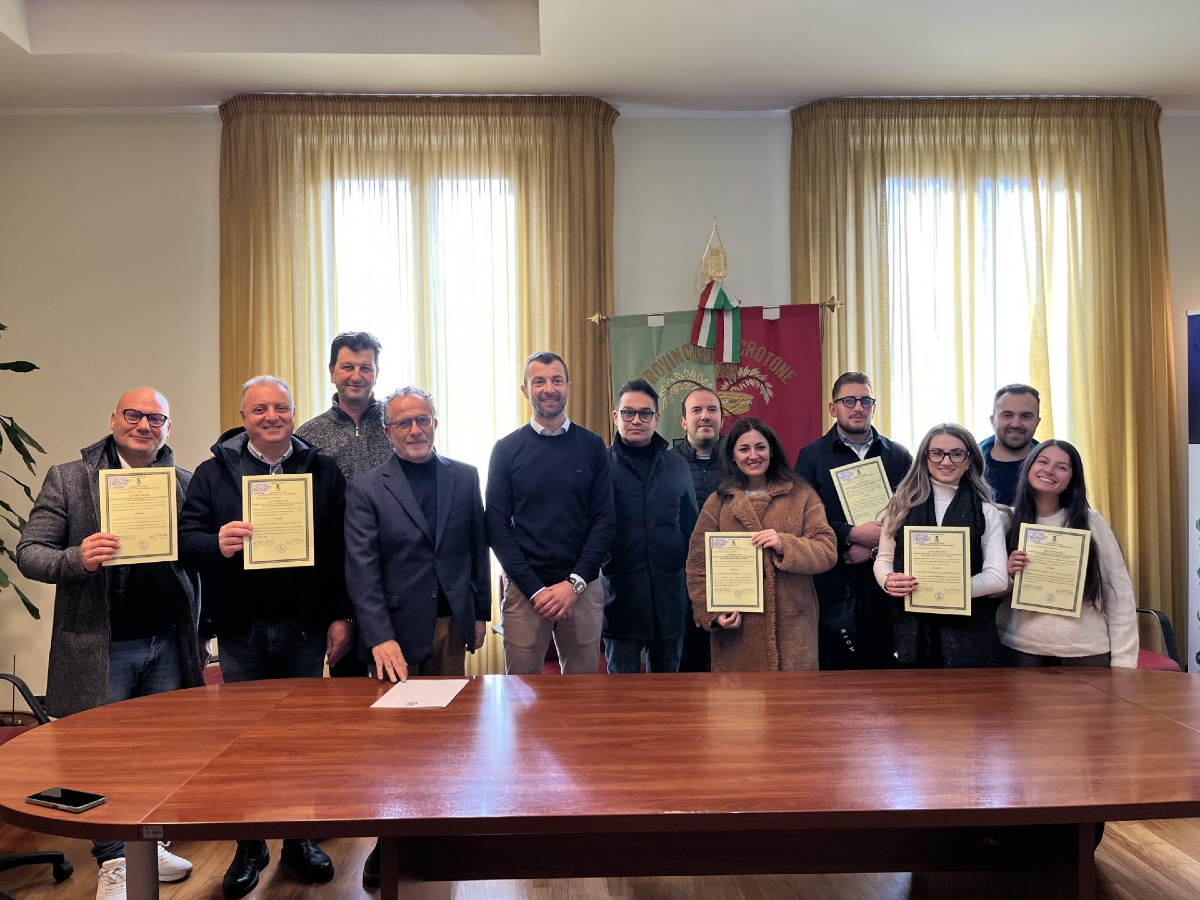 Provincia di Crotone, consegnati gli attestati di idoneità professionale dopo quasi vent’anni - 