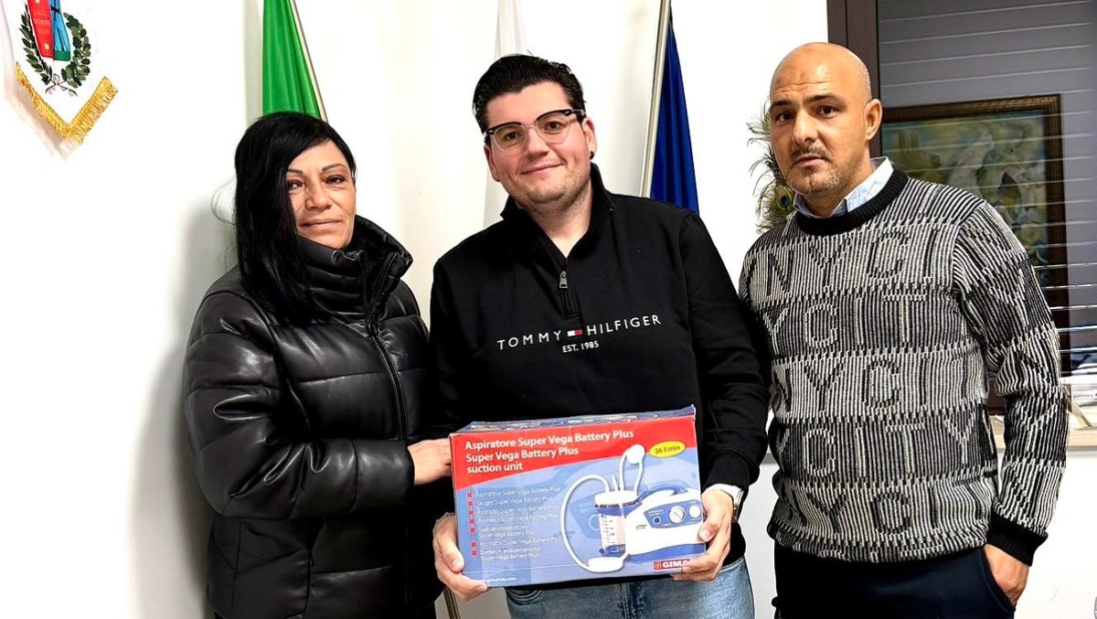 Cerenzia, il sindaco Mascaro dona un aspiratore sanitario all’associazione Italiacare - 
