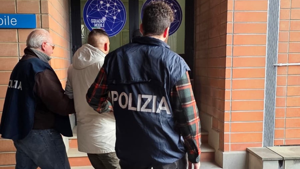 Catanzaro, rapina aggravata a mano armata: eseguita ordinanza di custodia cautelare in carcere - 